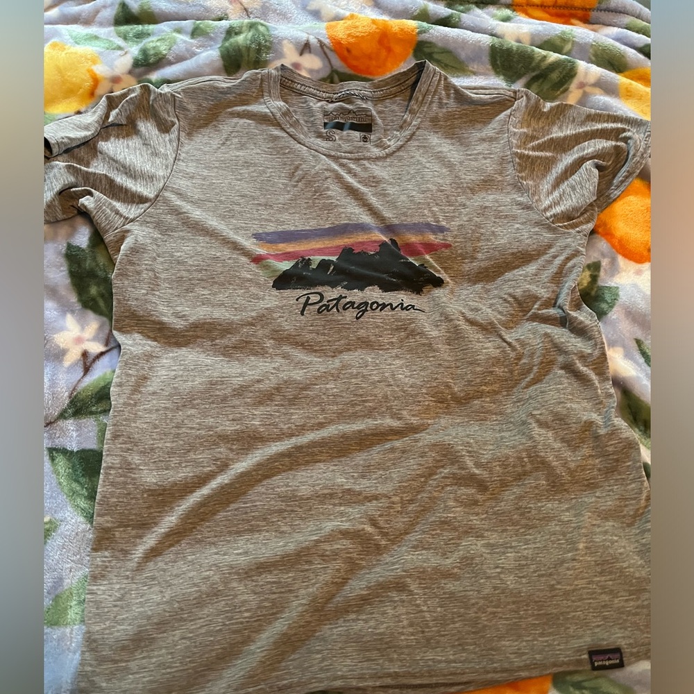Patagonia women’s capilene shirt small